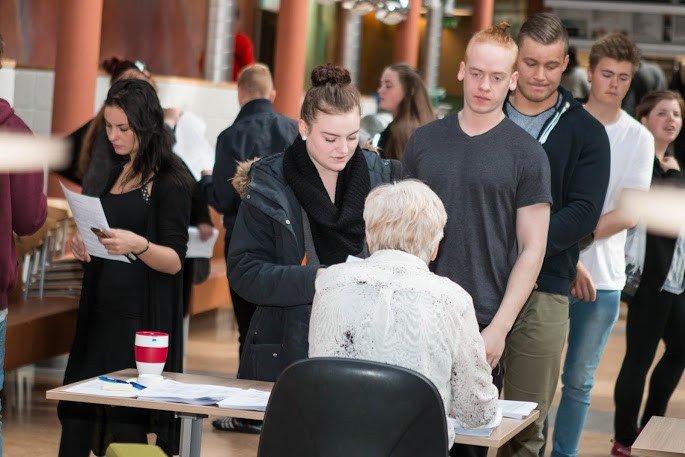 Nemendur sóttu stundaskrár sínar í skólann í gær.