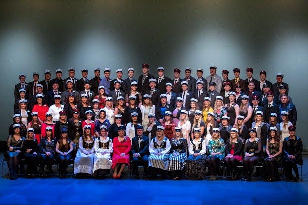 Útskriftarhópur VMA í Hofi í dag.