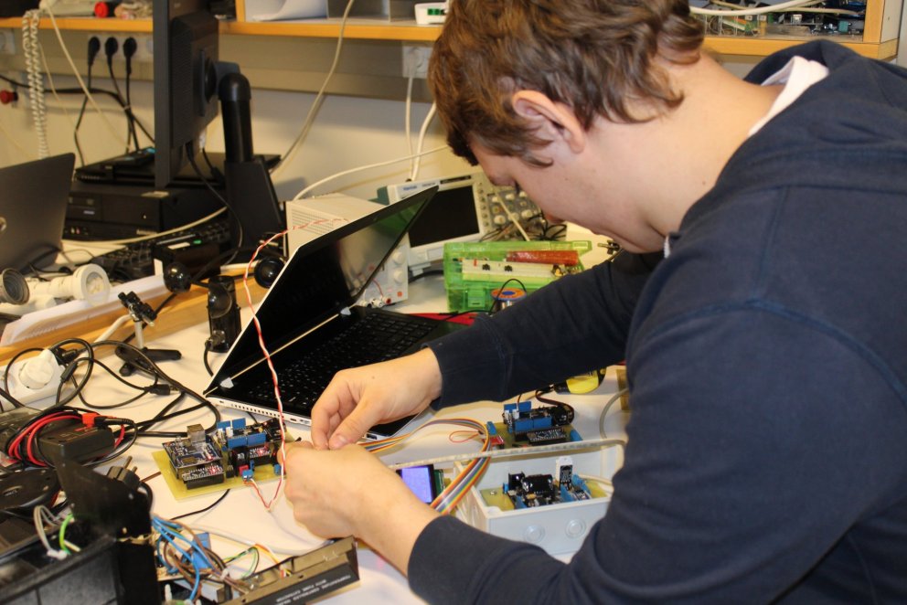 Bjarki Guðjónsson vinnur að lokaverkefni sínu.