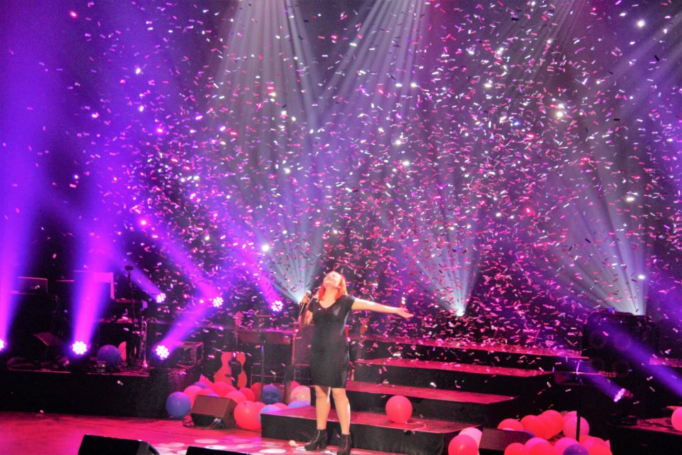 Embla Sól Pálsdóttir syngur fyrir hönd VMA.