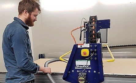 Jón Þór Sigurðsson við stærstu vél smiðjunnar.