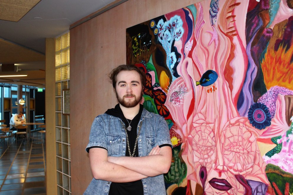 Sigþór Veigar Magnússon við akrílverkið sitt.