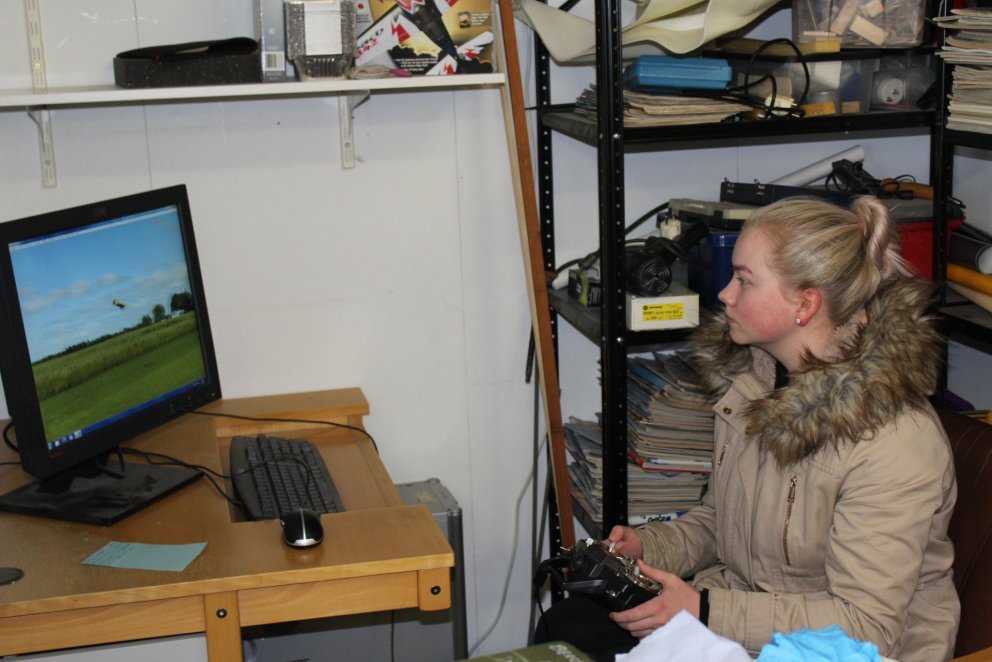 Glímt við flugmódel í flugherminum.