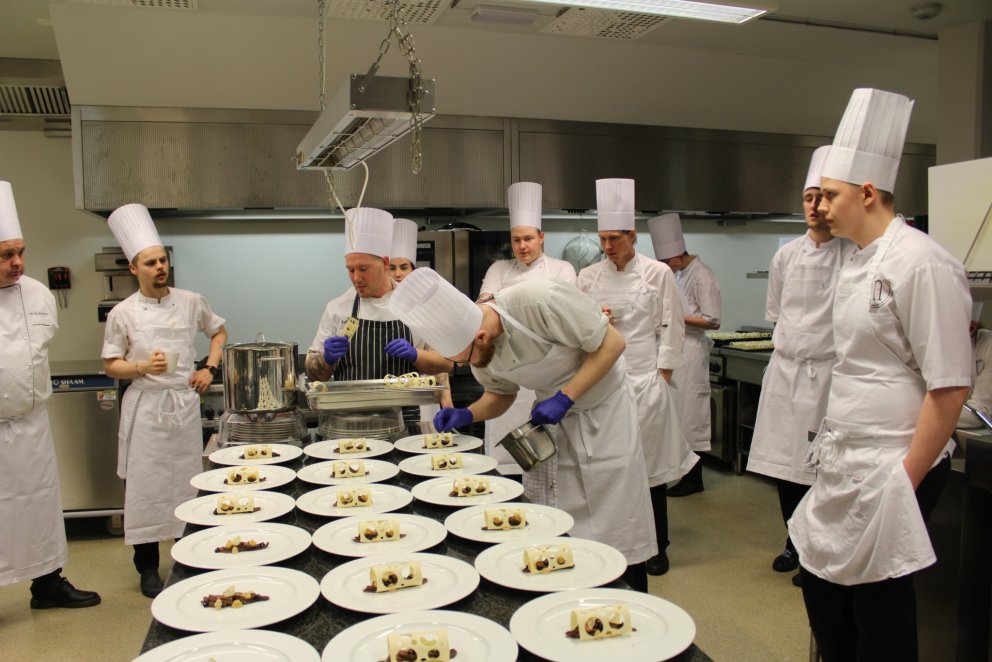 Lokahönd lögð á forrétt 1.