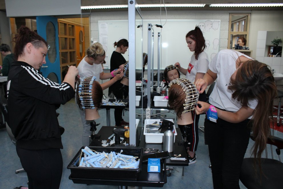 Nemendur í hársnyrtiiðn í VMA.