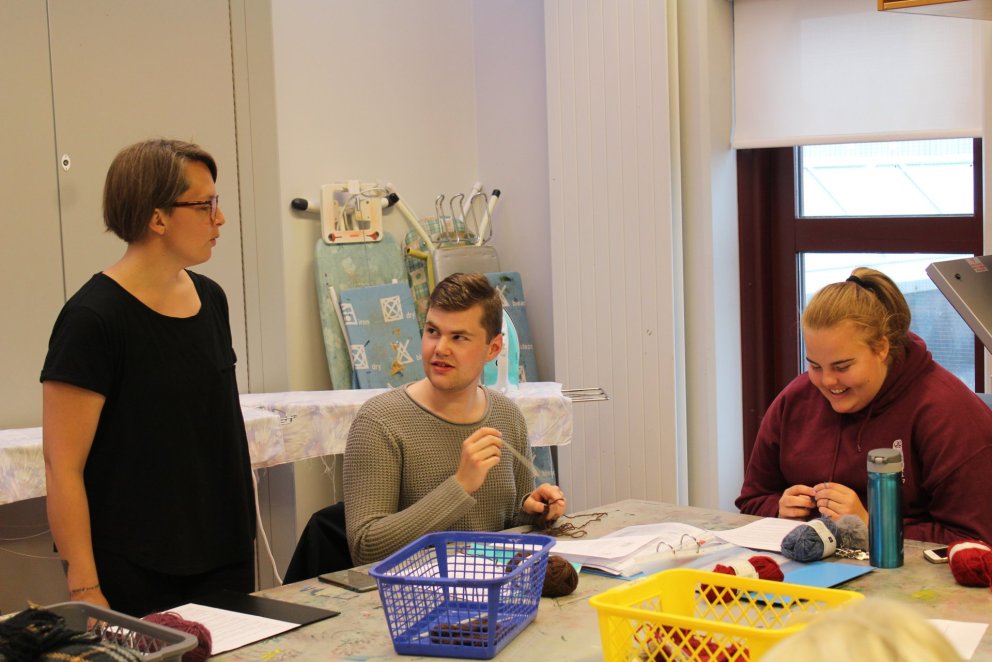 Prjónað og heklað í tíma hjá Borghildi Ínu.