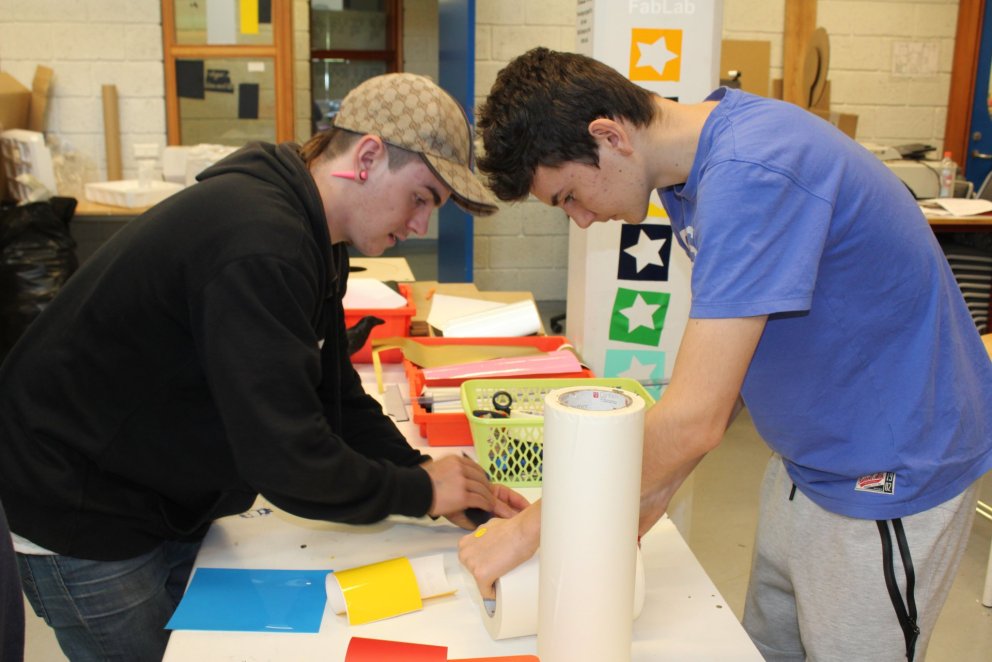 Nemendur á brautabrú í FAB-Lab.