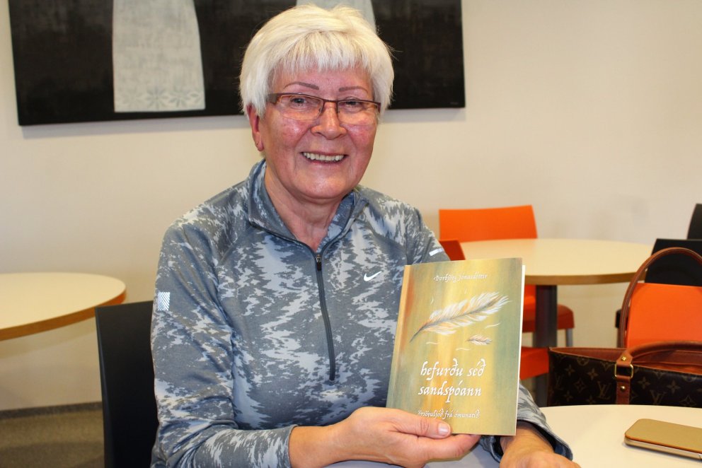 Þorbjörg Jónasdóttir með ljóðabókina sína.