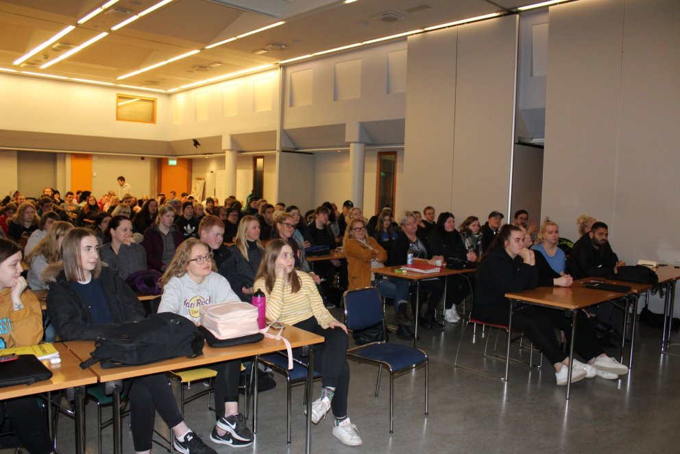 Nemendur og kennarar á fyrirlestrinum í M01.