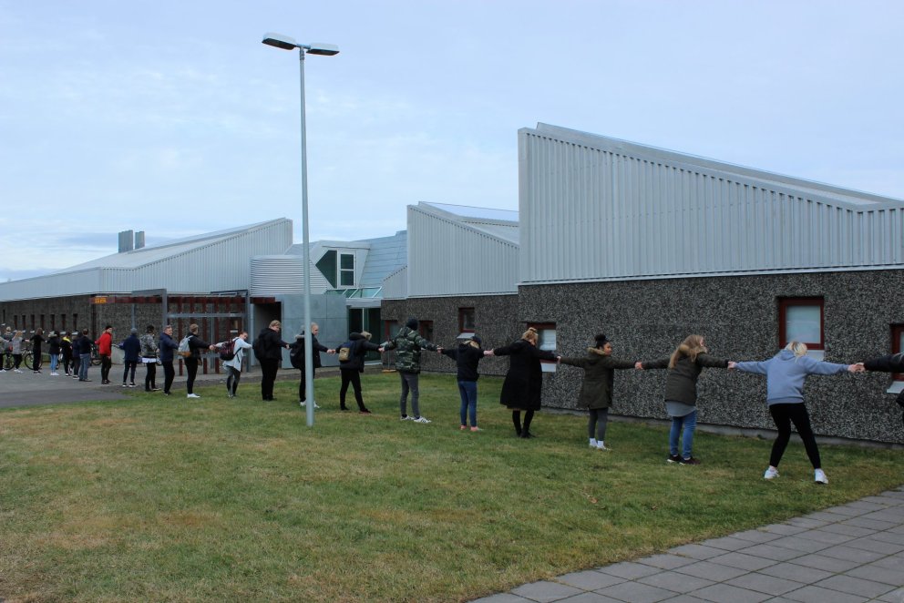 Kærleikskeðjan var mynduð í hádeginu í dag.