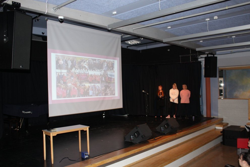 Móðir og systur Einars Darra í Gryfjunni í kvöld.