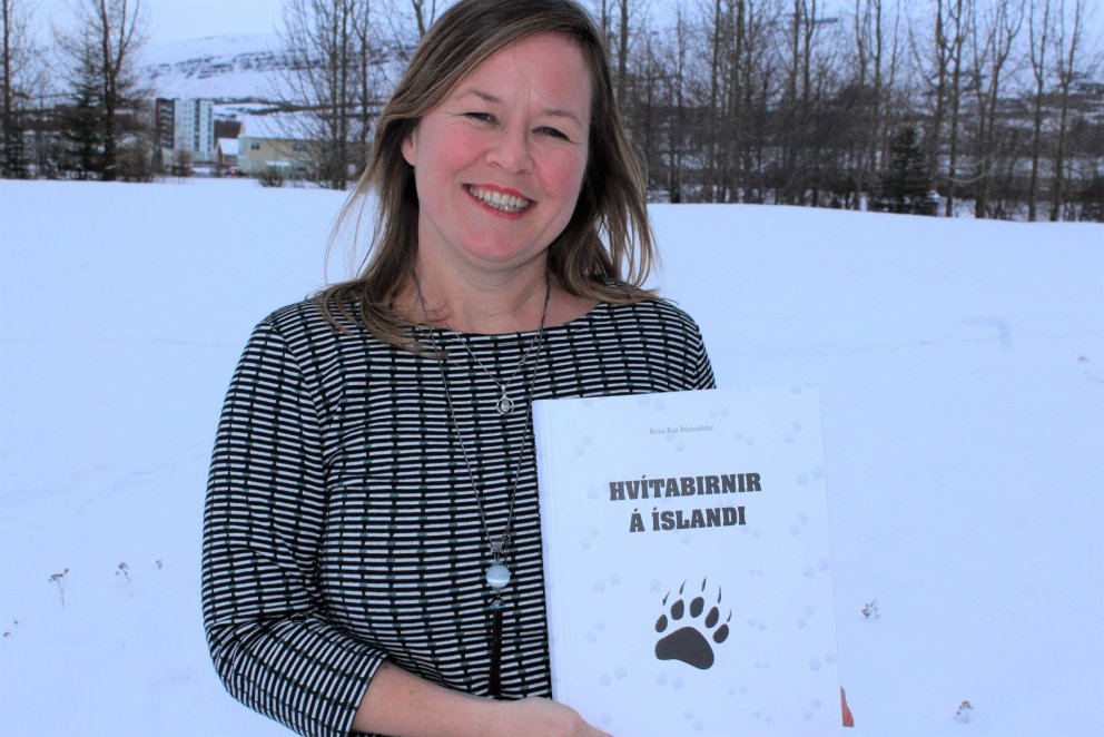 Rósa Rut Þórisdóttir með nýju bókina sína.