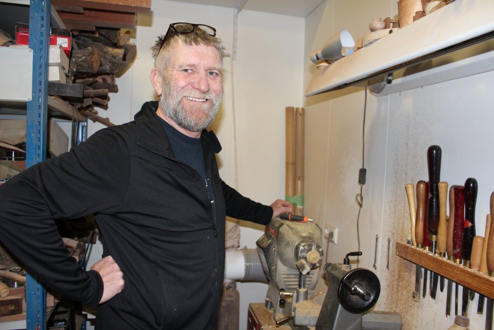 Adam Óskarsson við rennibekkinn.