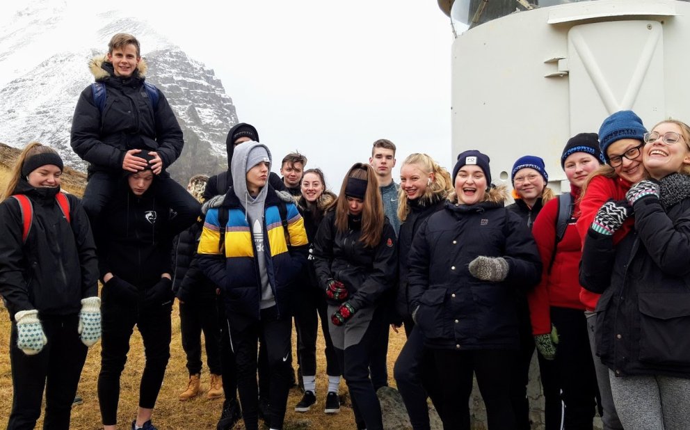 Hópurinn við vitann á Sauðhólsmel í Fossdal.