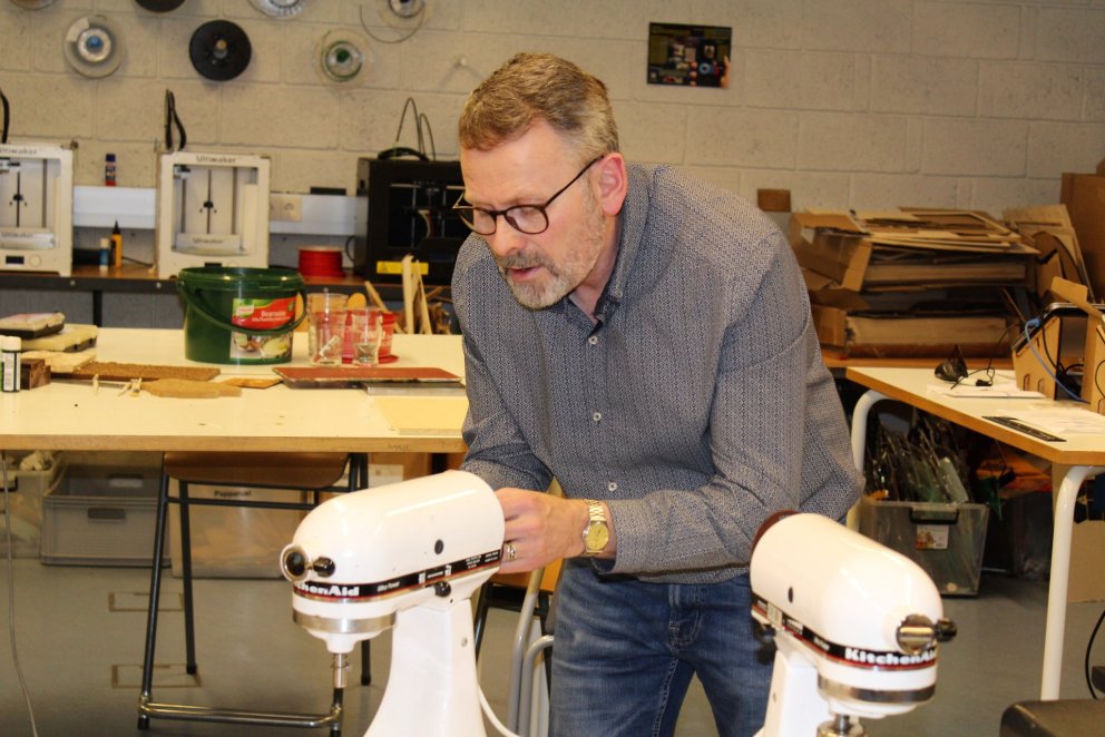 Guðmundur Geirsson gerir við KitchenAid hrærivél.