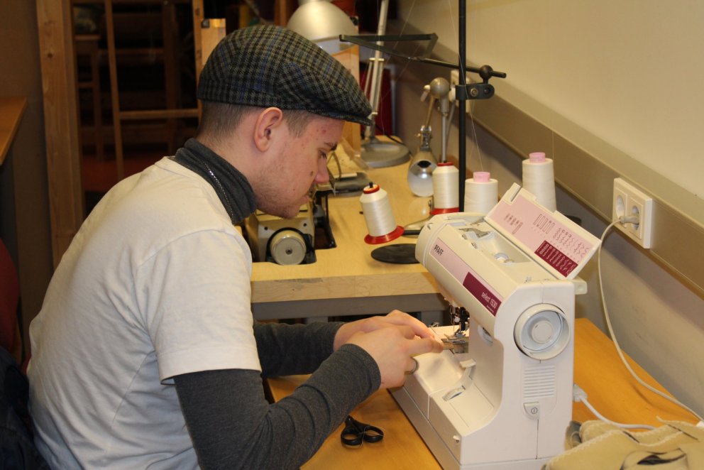 Indriði Atli Þórðarson við saumavélina.