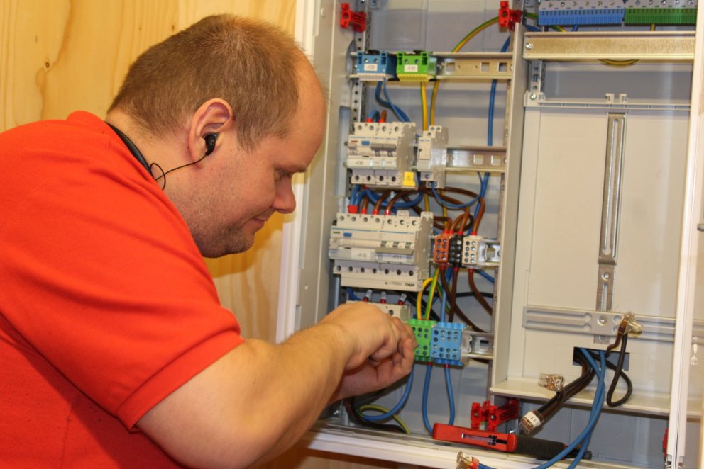 Glímt við raflagnir og stýringar.