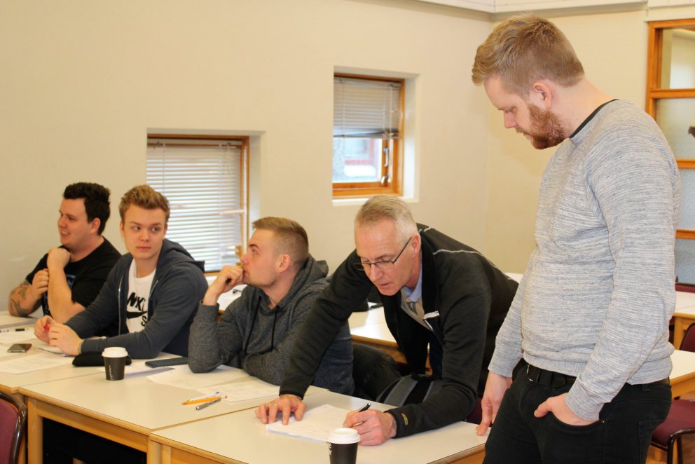 Elías kennari yfirfer verkefni um snjóbræðslukerfi