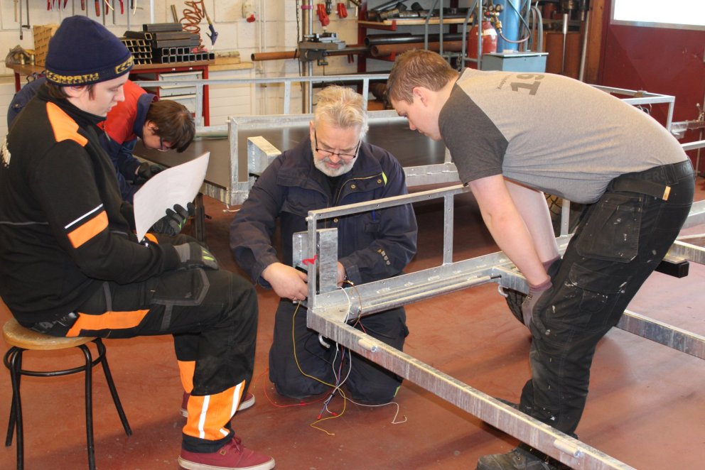 Kristján kennari og nemendur í þungum þönkum.