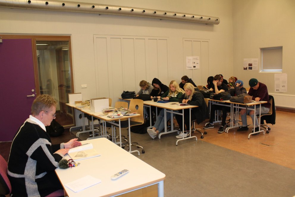 Niðursokkin í lestur í enskutíma.