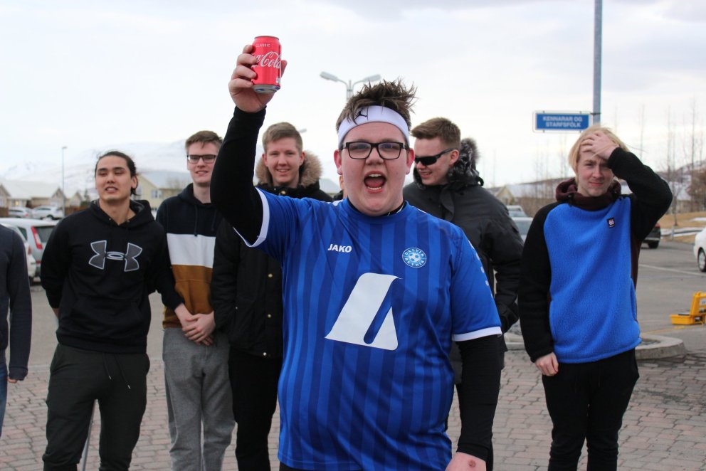 Heiðar Andri vígreifur með kók að hlaupinu loknu.