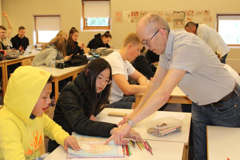 Verkefnavinna í landafræði í tíma í náttúrulæsi.