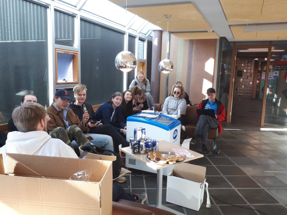 Frambjóðendur og kjósendur í Gryfjunni í dag.