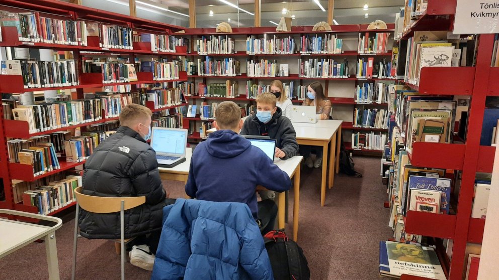 Nemendur í verkefnavinnu á bókasafninu í gær.