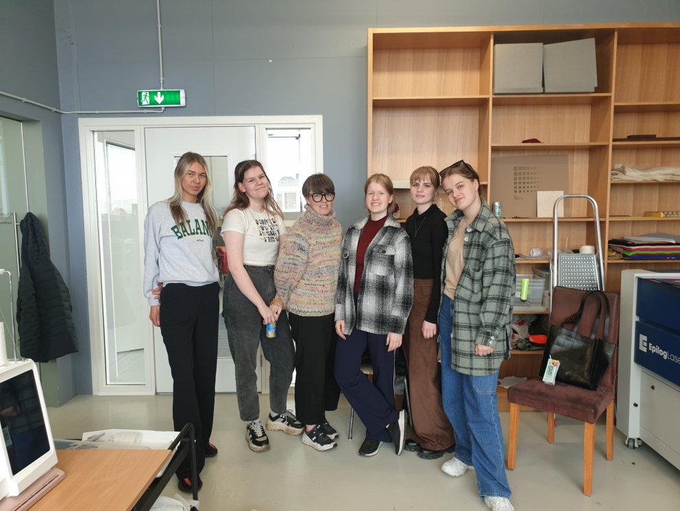 Nemendurnir fimm og Borghildur Ína kennari.