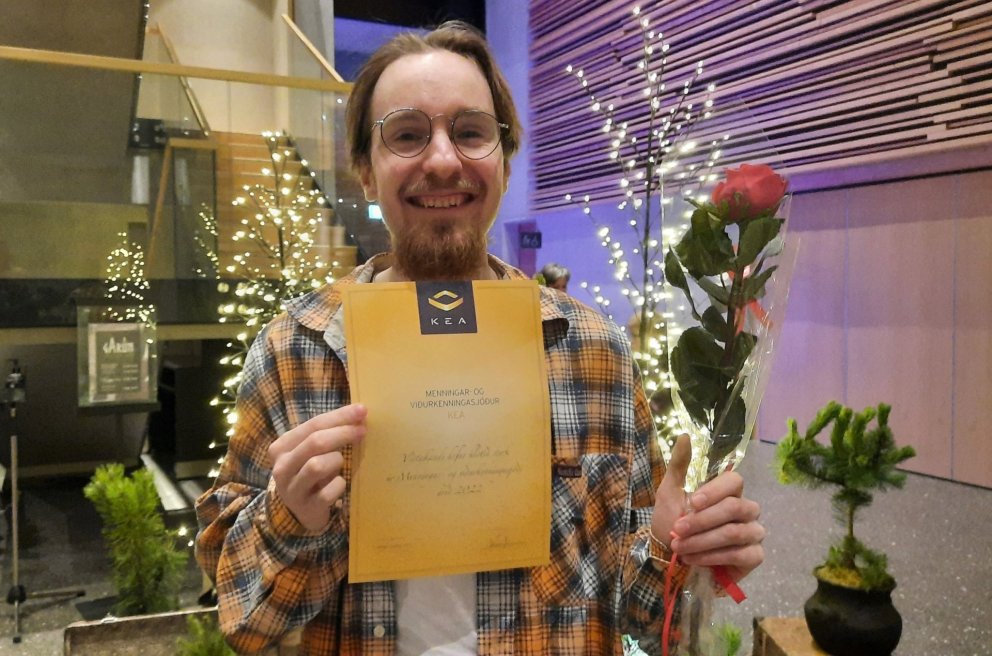 Örn Smári kampakátur með styrkskjalið frá KEA.