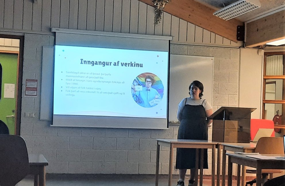 Júní Sigurðarbur að kynna lokaverkefni sitt.