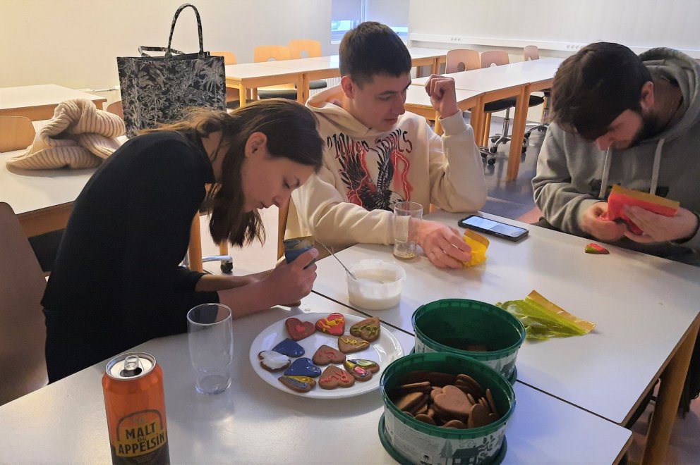 Einbeitt í piparkökuskreytingunum.