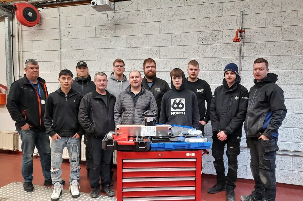 Nemendur í pípulögnum og Hinrik kennari.