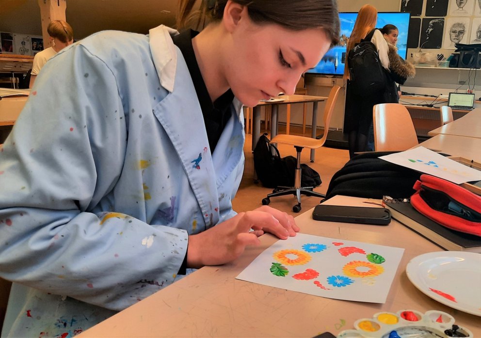 Önnum kafin Ioanna við Petrykivka listsköpun.