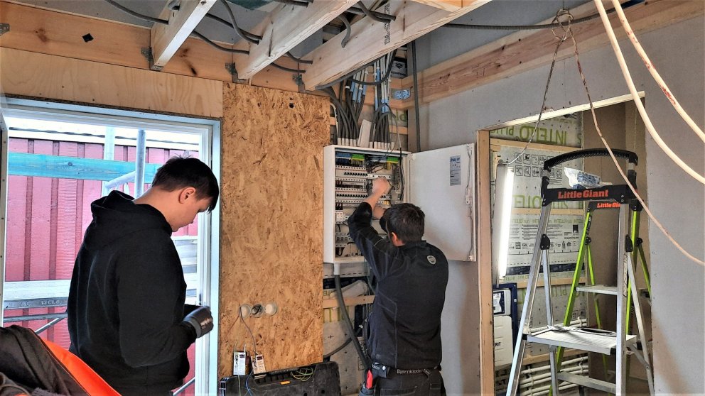 Unnið á fullu í rafmagninu.