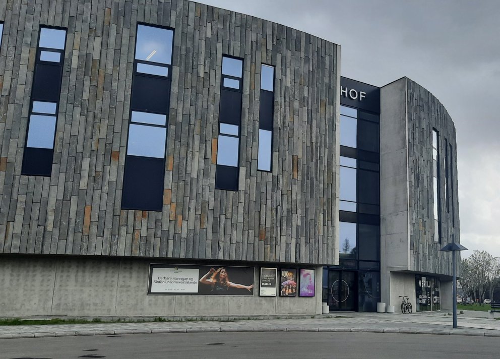 Brautskráningin hefst í Hofi kl. 17:00.