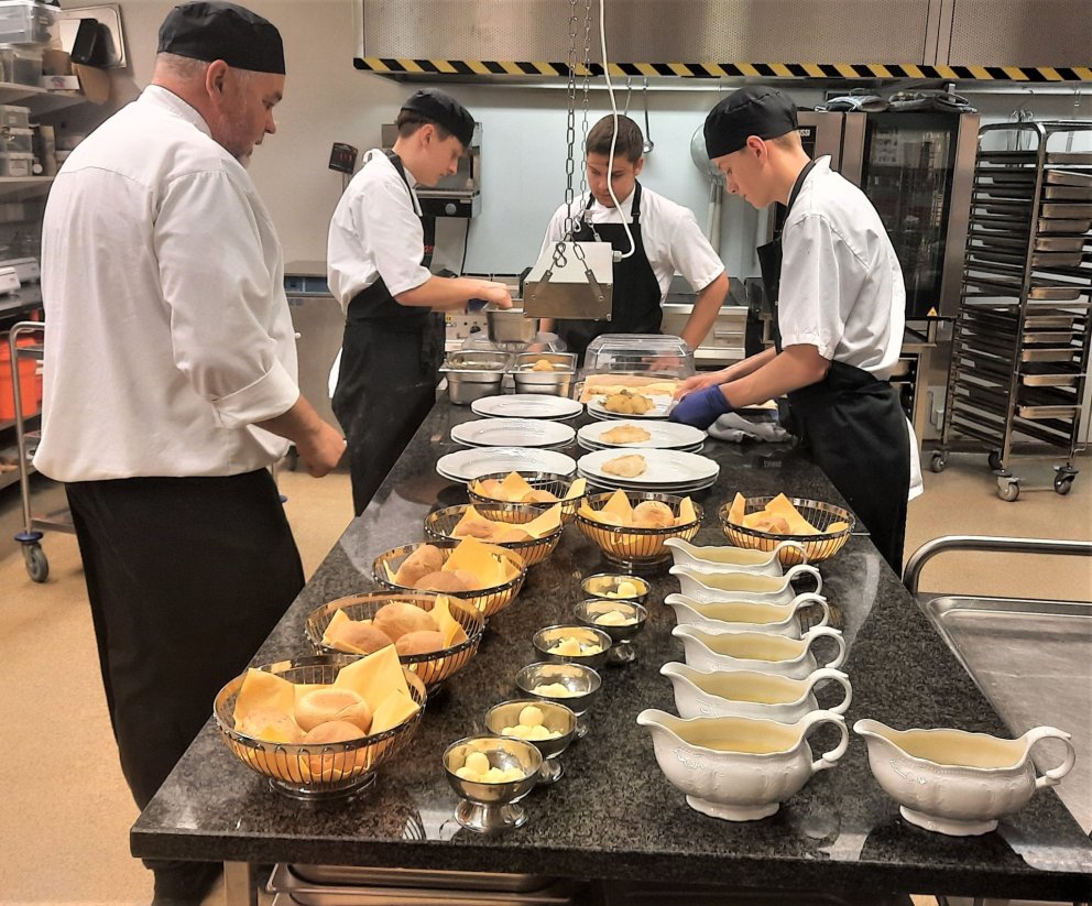 Mataræfing í grunndeildinni. Verkefni dagsins var að elda þorsk og meðlæti.