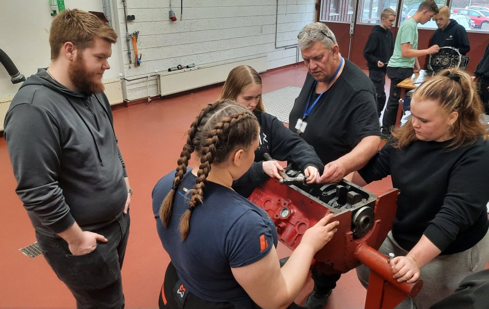 Ásgeir Bragason fer yfir málin með nemendum sínum.