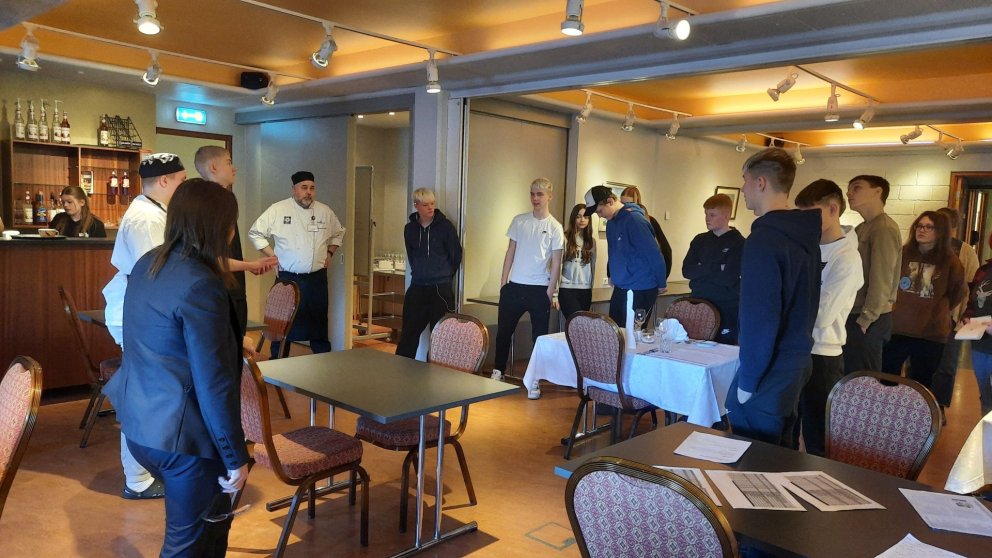 Ari Hallgrímsson og Heba Finnsdóttir fræða nemendur um námið á matvælabraut VMA.