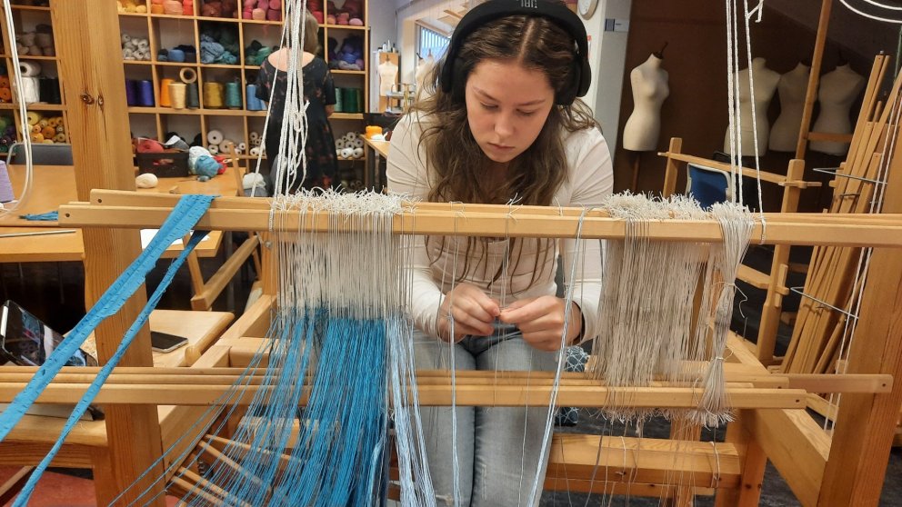 Sjö nemendur eru í vefnaðaráfanganum hjá Borghildi Ínu.