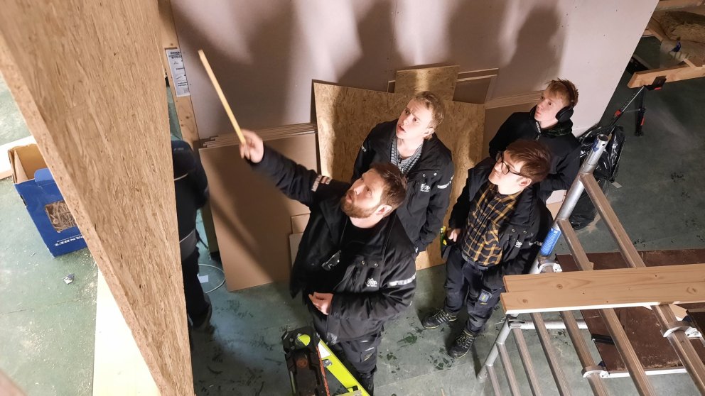 Helgi Valur Harðarson, kennari og brautarstjóri, segir nemendum í frístundahúsinu.