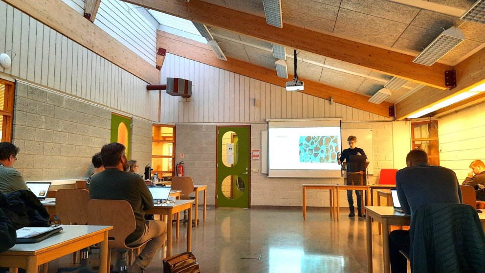 Bjarni Hólmgrímsson flytur hér kynningu sína á sjúkdómnum Necrosis.