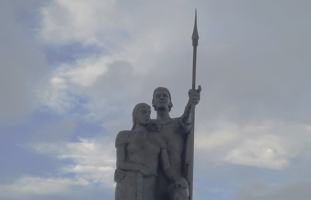 Helgi magri og Þórunn hyrna horfa inn Eyjafjörð.