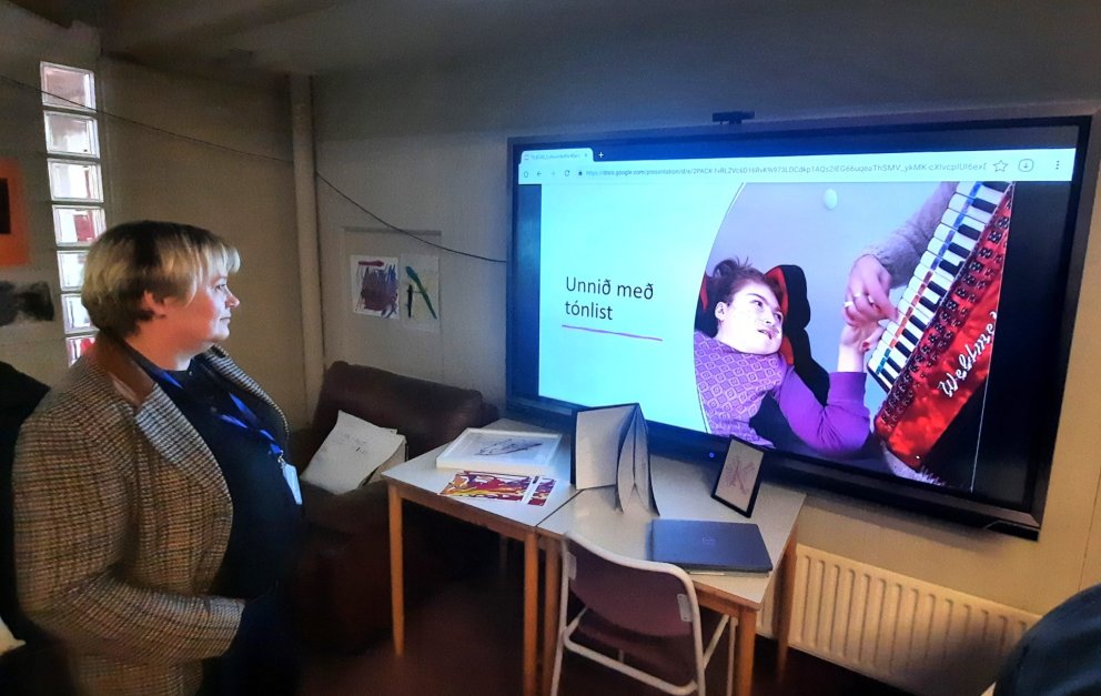 Sigríður Huld skólameistari skoðar lokaverkefni Klöru Fanndísar Sonjudóttur.