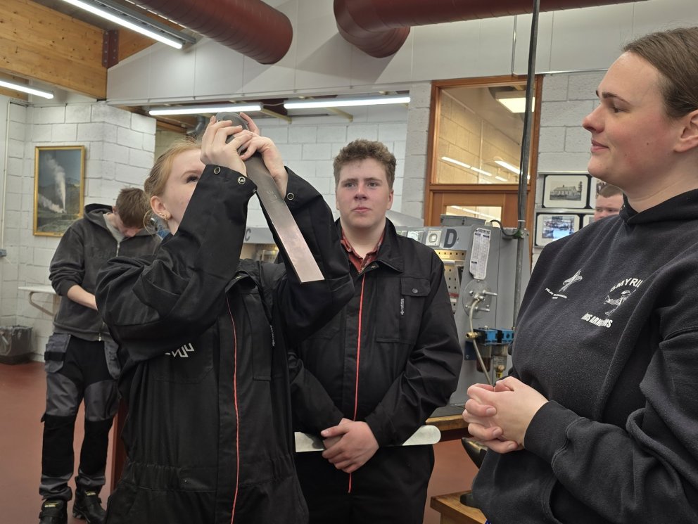 Íris Arngrímsdóttir segir grunndeildarnemum til í málmsmíðinni.