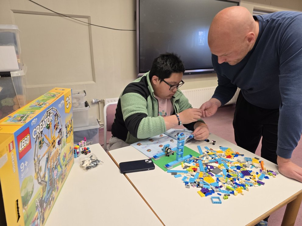 Rúben Lawrenz Capin og Björn Benedikt kennari velta vöngum yfir legóinu.