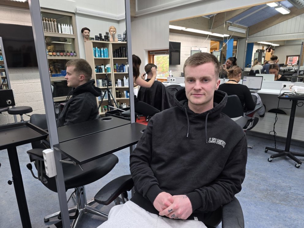 Birkir Már Hauksson í vistarveru námsbrautar í hársnyrtiiðn í VMA.