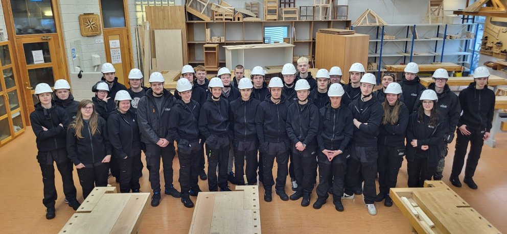 Nemendur í byggingadeild í nýja vinnuklæðnaðinum og með öryggisbúnað. Mynd: Jóhann H. Þorsteinsson.