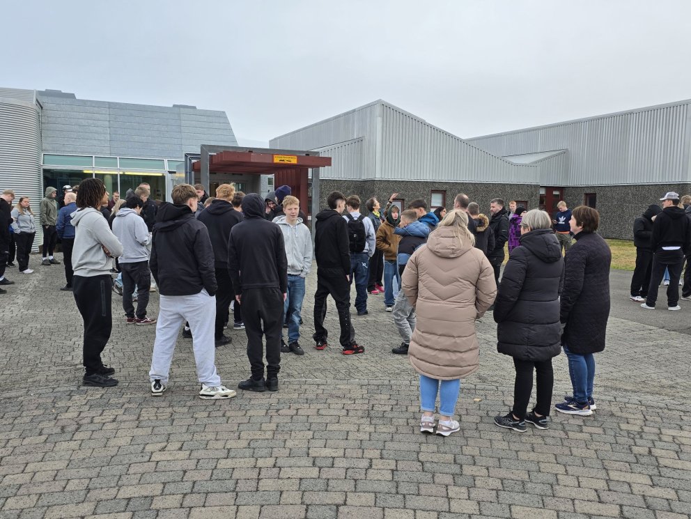 Beðið átekta utan skólans á öryggisæfingu.