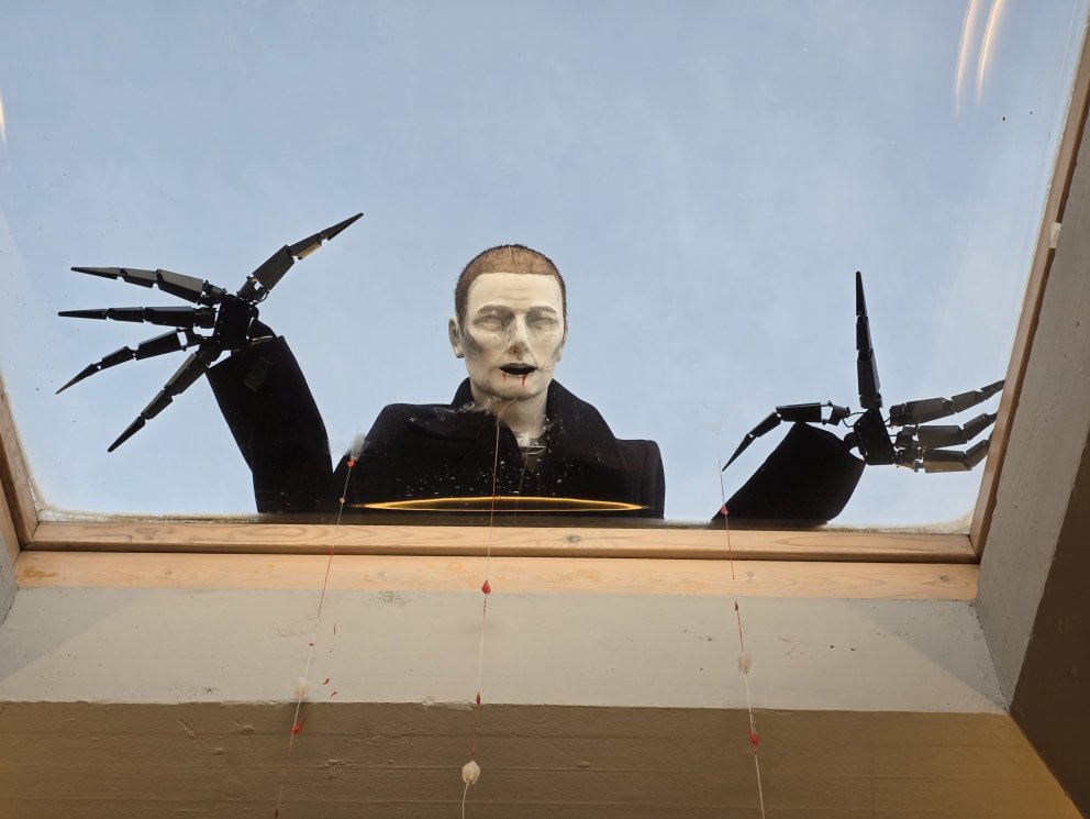 Í einu af innsetningarverkunum nýta nemendur einn af mörgum þakgluggum skólans á skemmtilegan hátt.